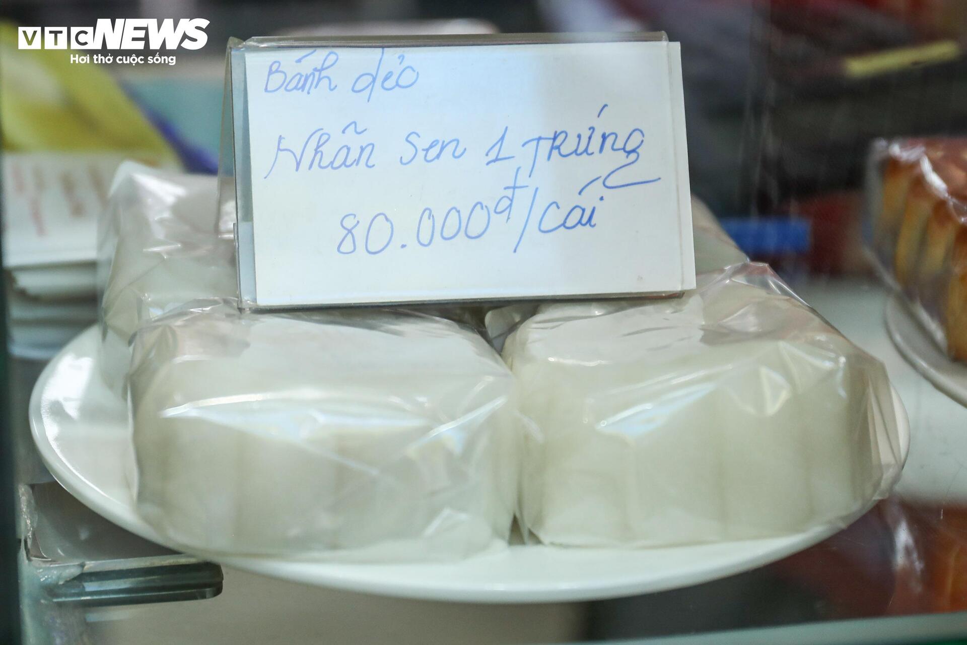 Người dân xếp hàng mua bánh Trung thu truyền thống ở Hà Nội - Ảnh 11