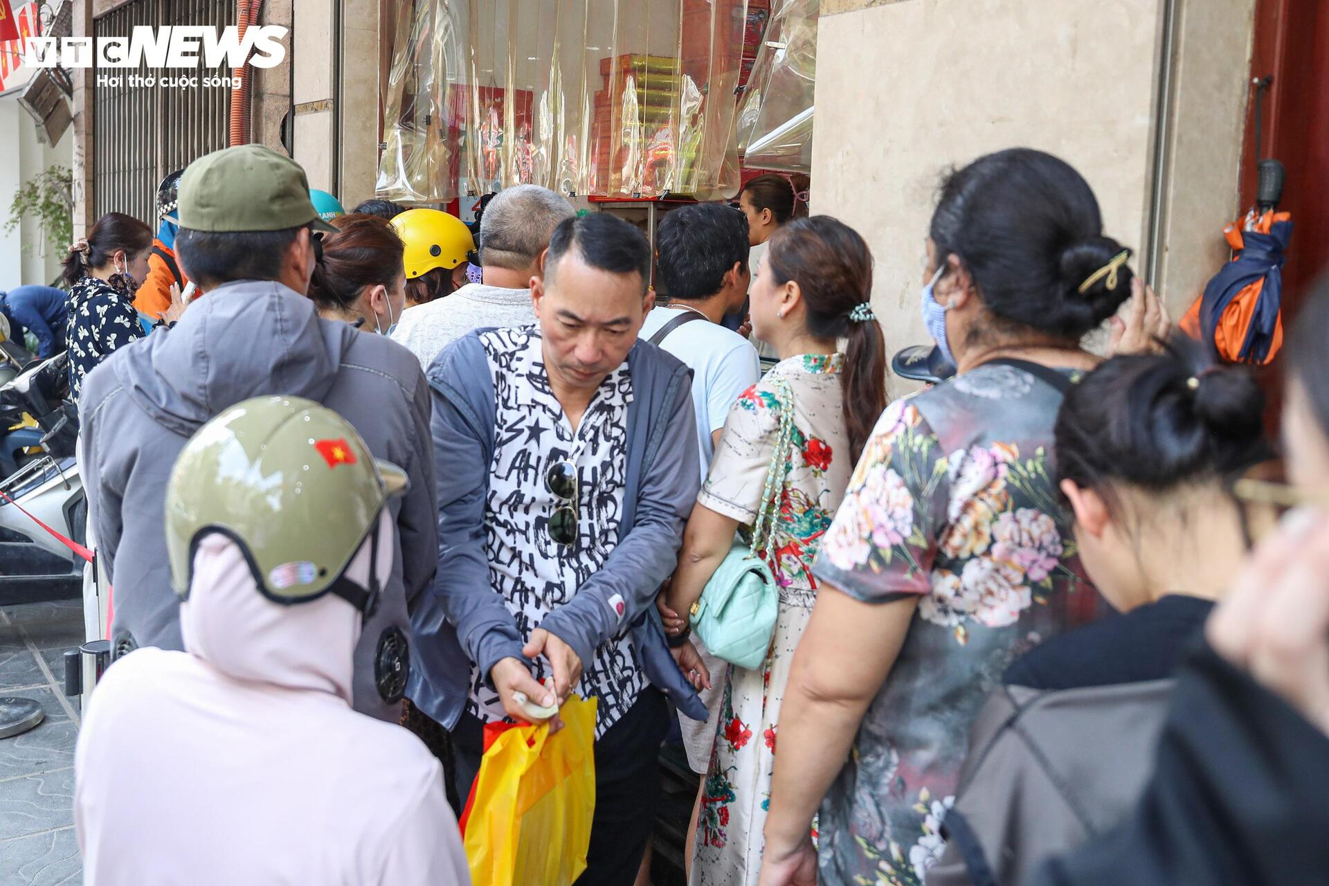Người dân xếp hàng mua bánh Trung thu truyền thống ở Hà Nội - Ảnh 14
