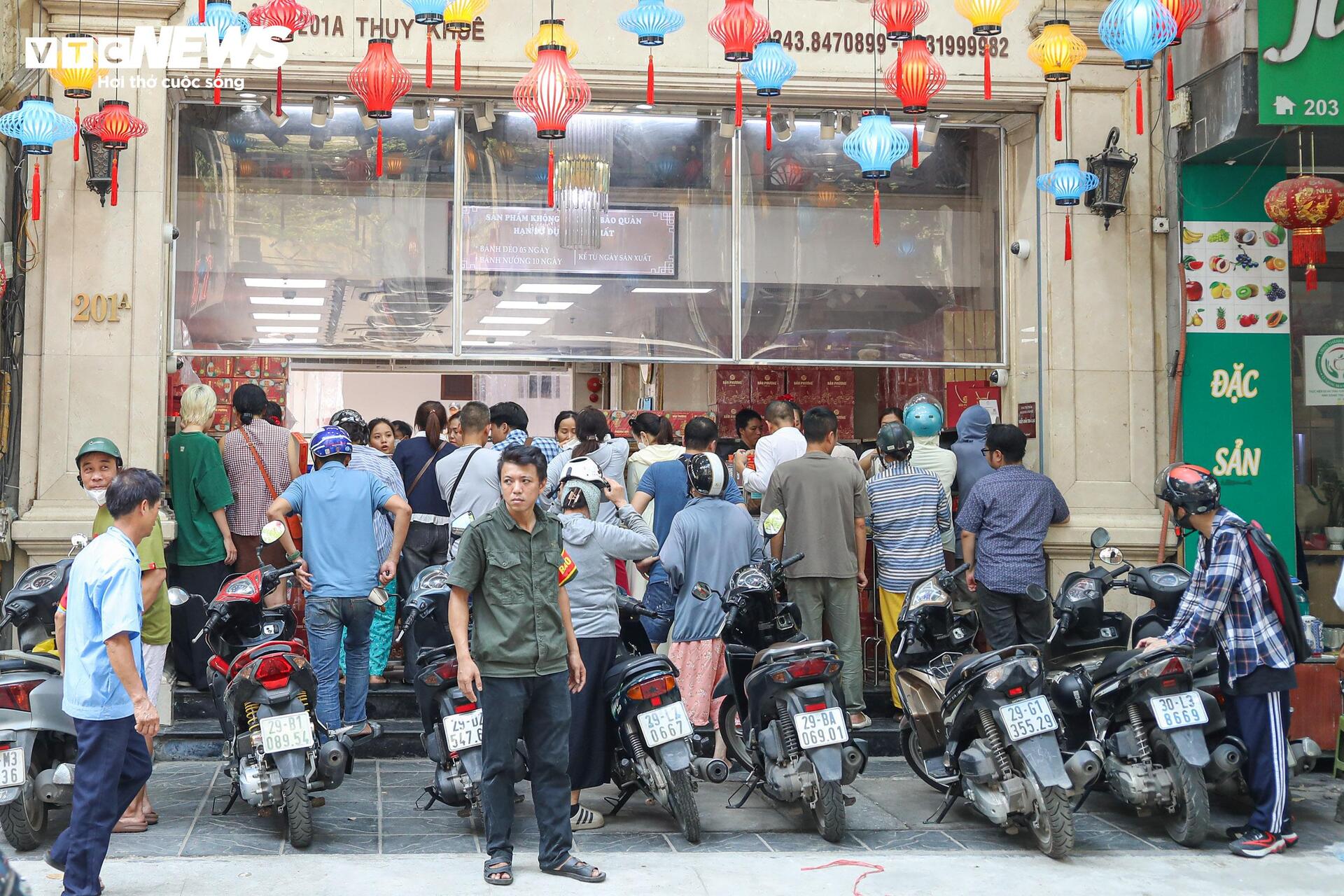 Người dân xếp hàng mua bánh Trung thu truyền thống ở Hà Nội - Ảnh 7