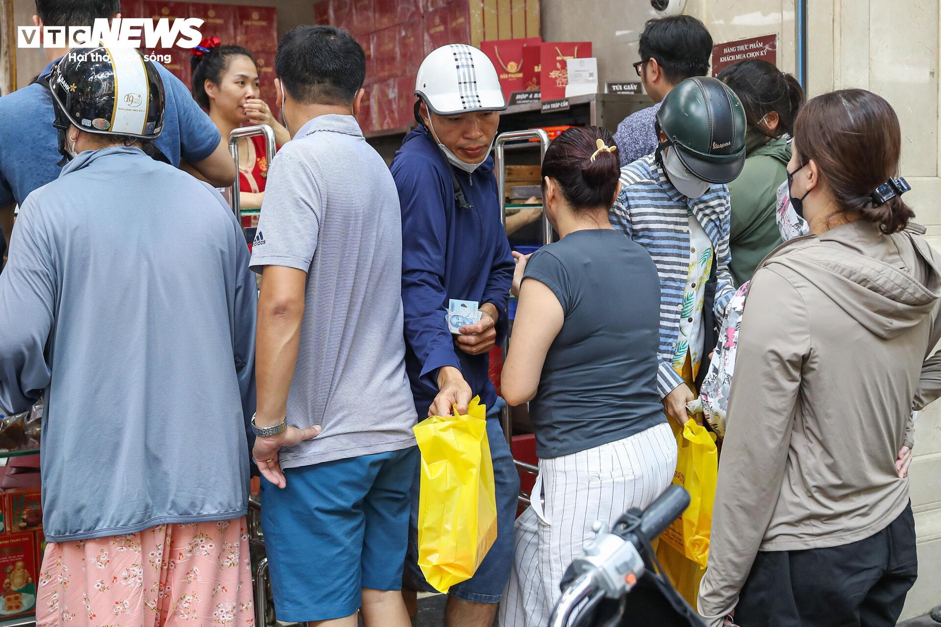 Người dân xếp hàng mua bánh Trung thu truyền thống ở Hà Nội - Ảnh 13
