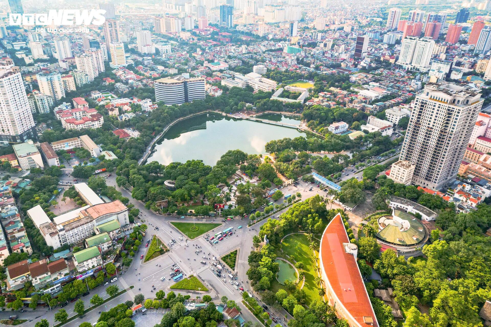 Hà Nội: Công viên Nghĩa Đô 'lột xác', xuất hiện cầu đi bộ hình cây đàn độc đáo - Ảnh 1