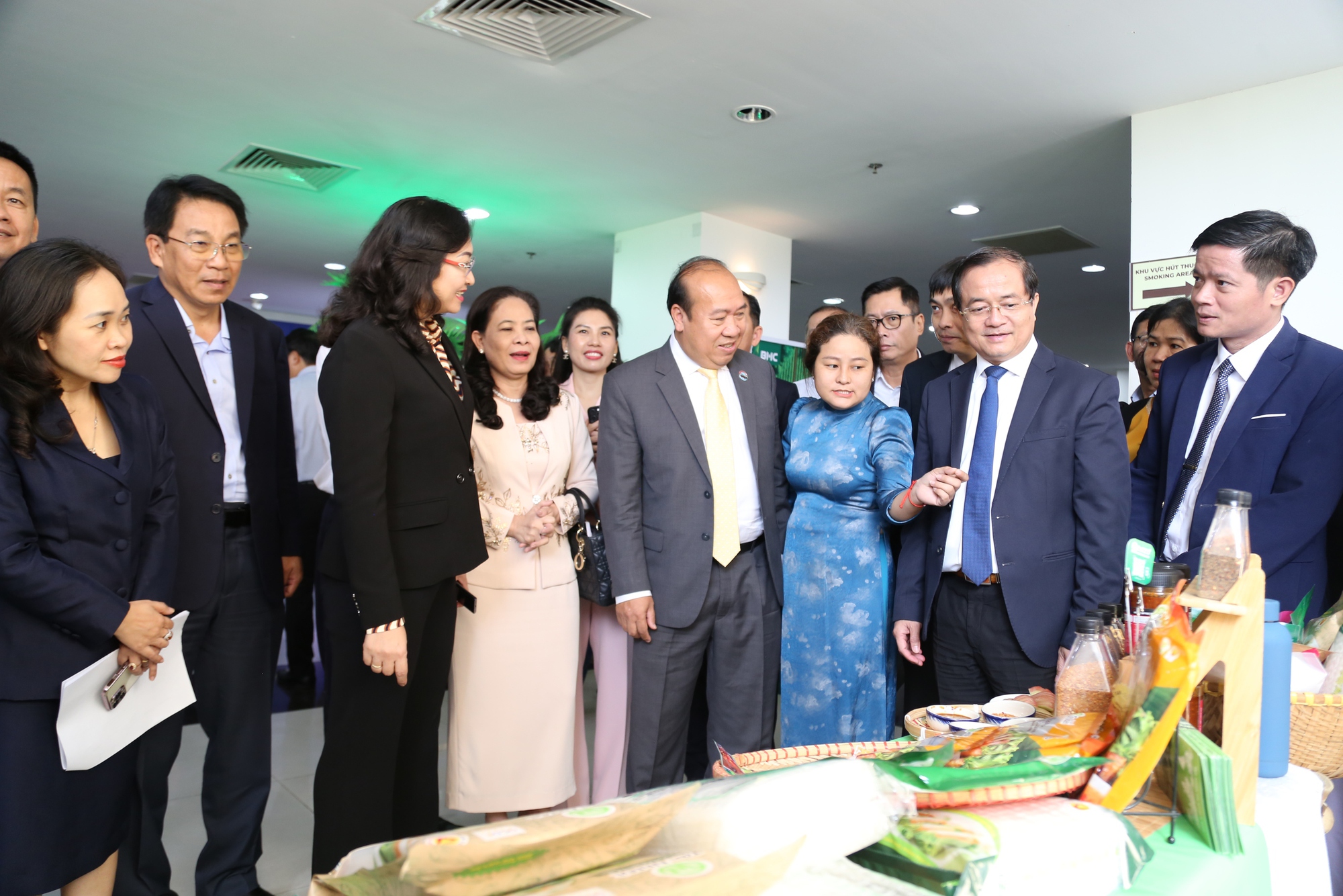 Đặt mục tiêu 20 tỉ USD kim ngạch thương mại song phương Việt Nam - Campuchia - Ảnh 4