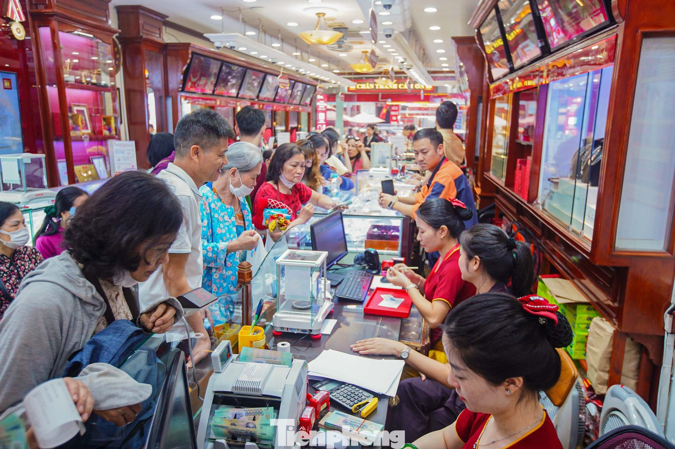 Có tiền không mua nổi vàng, tóm lại chuyện gì đang xảy ra? - Ảnh 2