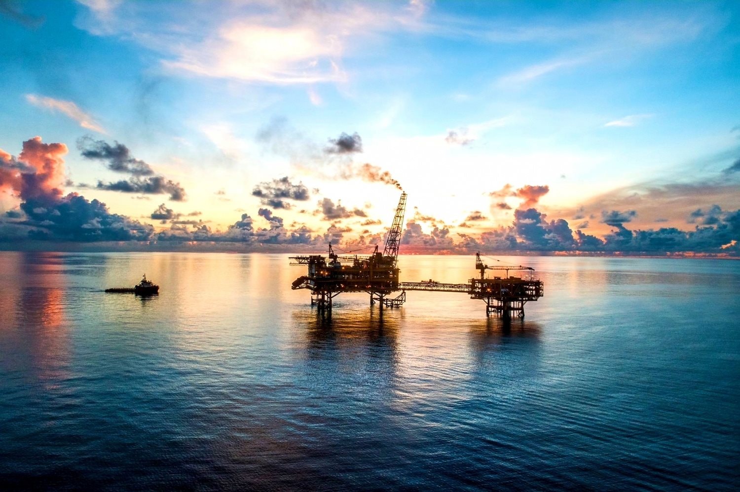 8 tháng rực rỡ của Petrovietnam: Doanh thu 702.000 tỷ, lợi nhuận 42.100 tỷ vượt 78% kế hoạch, nhấn nút đầu tiên cho siêu dự án 12 tỷ USD - Ảnh 1