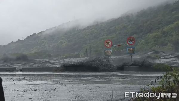 Clip kinh hoàng trong siêu bão Ragasa: Dòng bùn cuồn cuộn đổ ập khiến cả thị trấn chìm trong biển nước, người dân bám cột điện cầu cứu - Ảnh 4