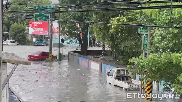 Clip kinh hoàng trong siêu bão Ragasa: Dòng bùn cuồn cuộn đổ ập khiến cả thị trấn chìm trong biển nước, người dân bám cột điện cầu cứu - Ảnh 3