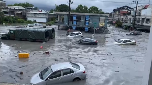Clip kinh hoàng trong siêu bão Ragasa: Dòng bùn cuồn cuộn đổ ập khiến cả thị trấn chìm trong biển nước, người dân bám cột điện cầu cứu - Ảnh 1