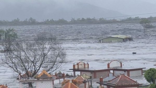 Clip kinh hoàng trong siêu bão Ragasa: Dòng bùn cuồn cuộn đổ ập khiến cả thị trấn chìm trong biển nước, người dân bám cột điện cầu cứu - Ảnh 2