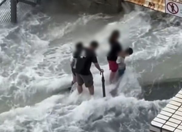 Người cha bị cảnh sát bắt vì đưa con đi ngắm sóng biển giữa siêu bão Ragasa - Ảnh 1