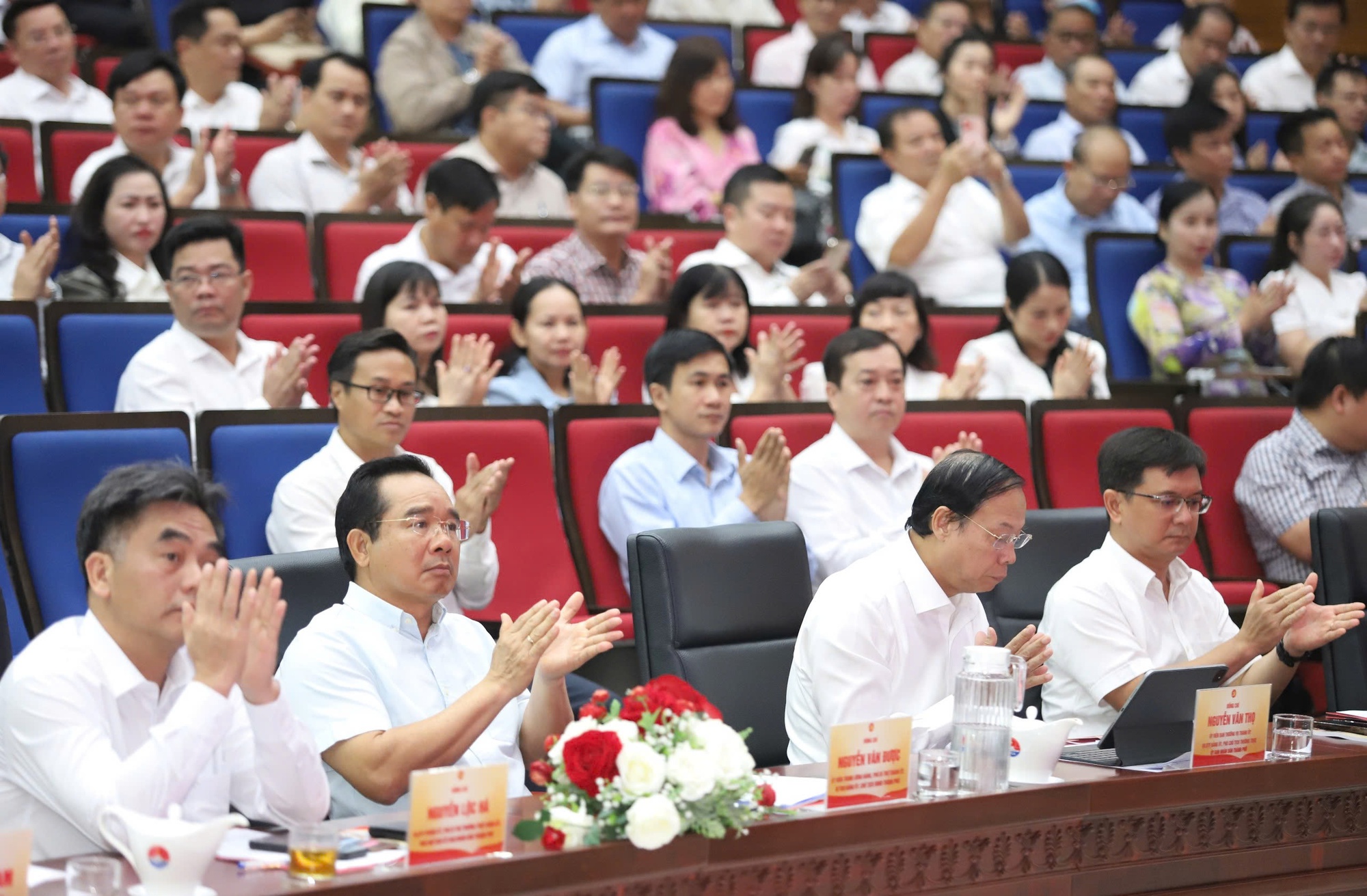 Chủ tịch UBND TP HCM: Giải phóng mặt bằng ì ạch, người đứng đầu xã, phường chịu trách nhiệm - Ảnh 2