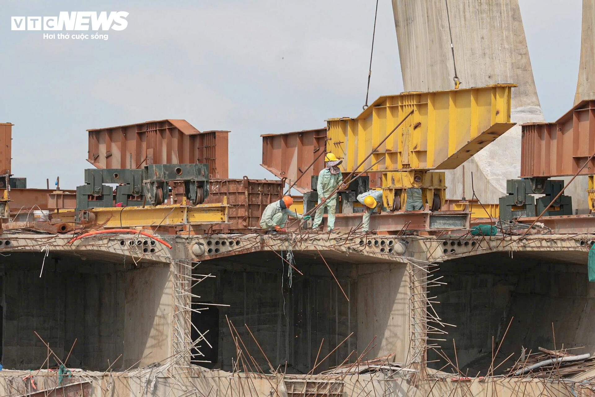 Lộ diện ‘dải lụa giao duyên’ bằng thép vắt qua sông Đuống - Ảnh 11