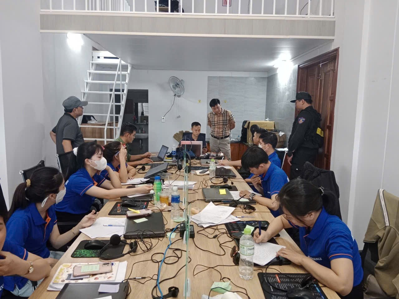 Công an đồng loạt ập vào 10 chi nhánh Công ty Dịch vụ Huy Hoàng FN, triệt phá đường dây dụ hàng trăm nghìn người mở thẻ tín dụng để chiếm đoạt tài sản - Ảnh 1