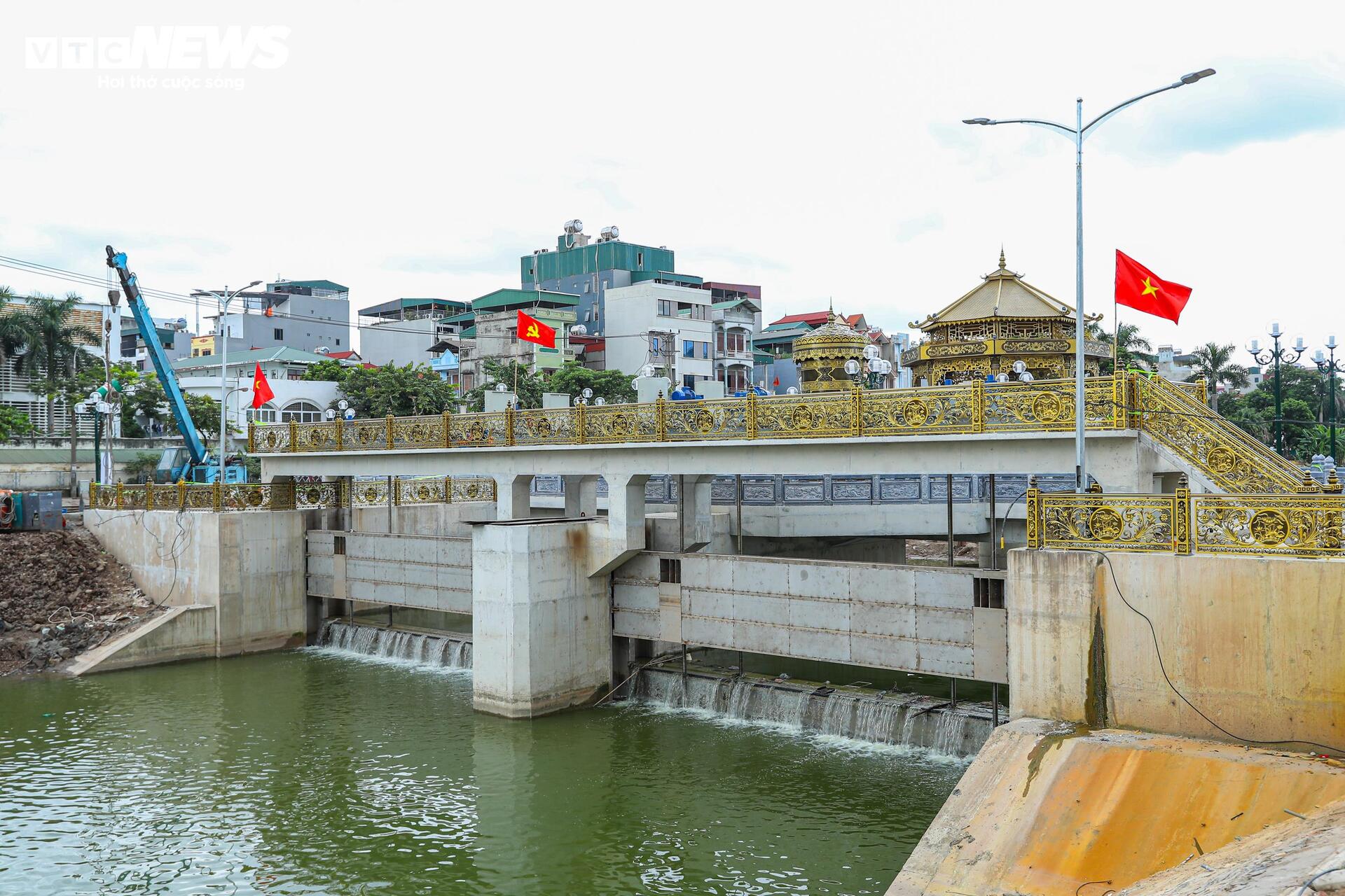 Đập dâng đầu tiên hoạt động, mang dòng nước xanh ‘hồi sinh’ sông Tô Lịch - Ảnh 2