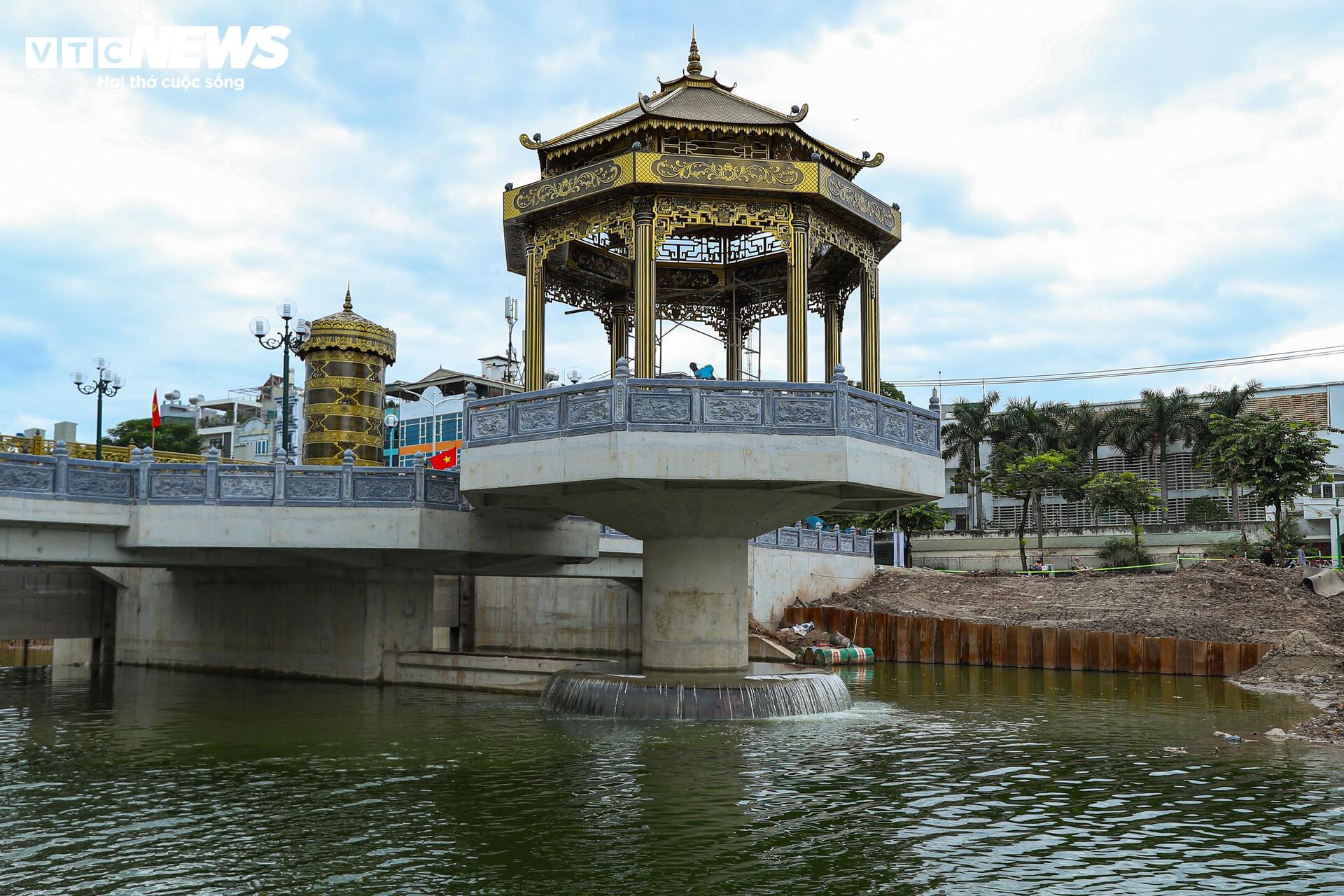 Đập dâng đầu tiên hoạt động, mang dòng nước xanh ‘hồi sinh’ sông Tô Lịch - Ảnh 6