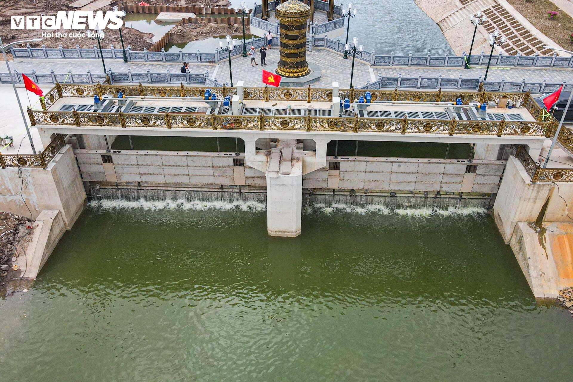 Đập dâng đầu tiên hoạt động, mang dòng nước xanh ‘hồi sinh’ sông Tô Lịch - Ảnh 1