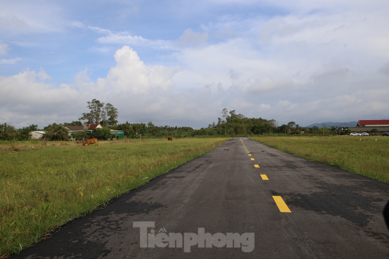 Cảnh tượng ‘cò đất’ ùn ùn đổ về, ô tô đậu kín đường làng sau công bố quy hoạch - Ảnh 7