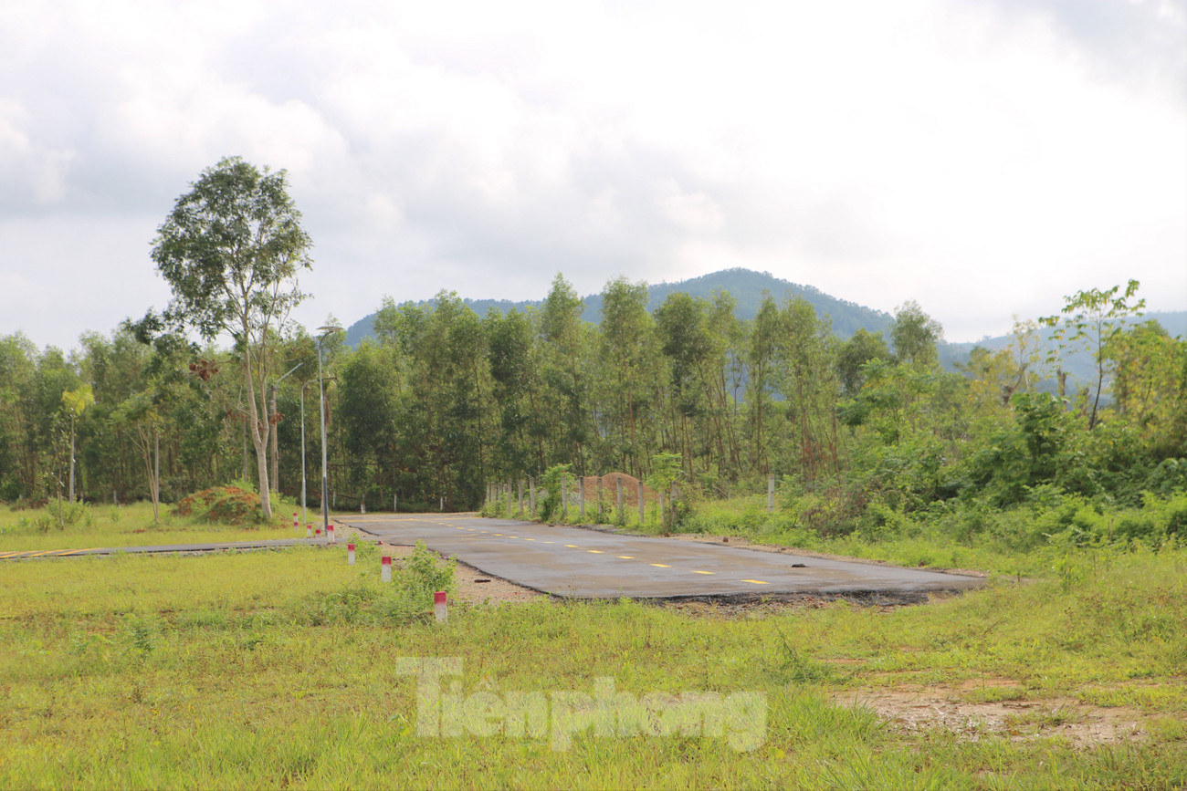 Cảnh tượng ‘cò đất’ ùn ùn đổ về, ô tô đậu kín đường làng sau công bố quy hoạch - Ảnh 8