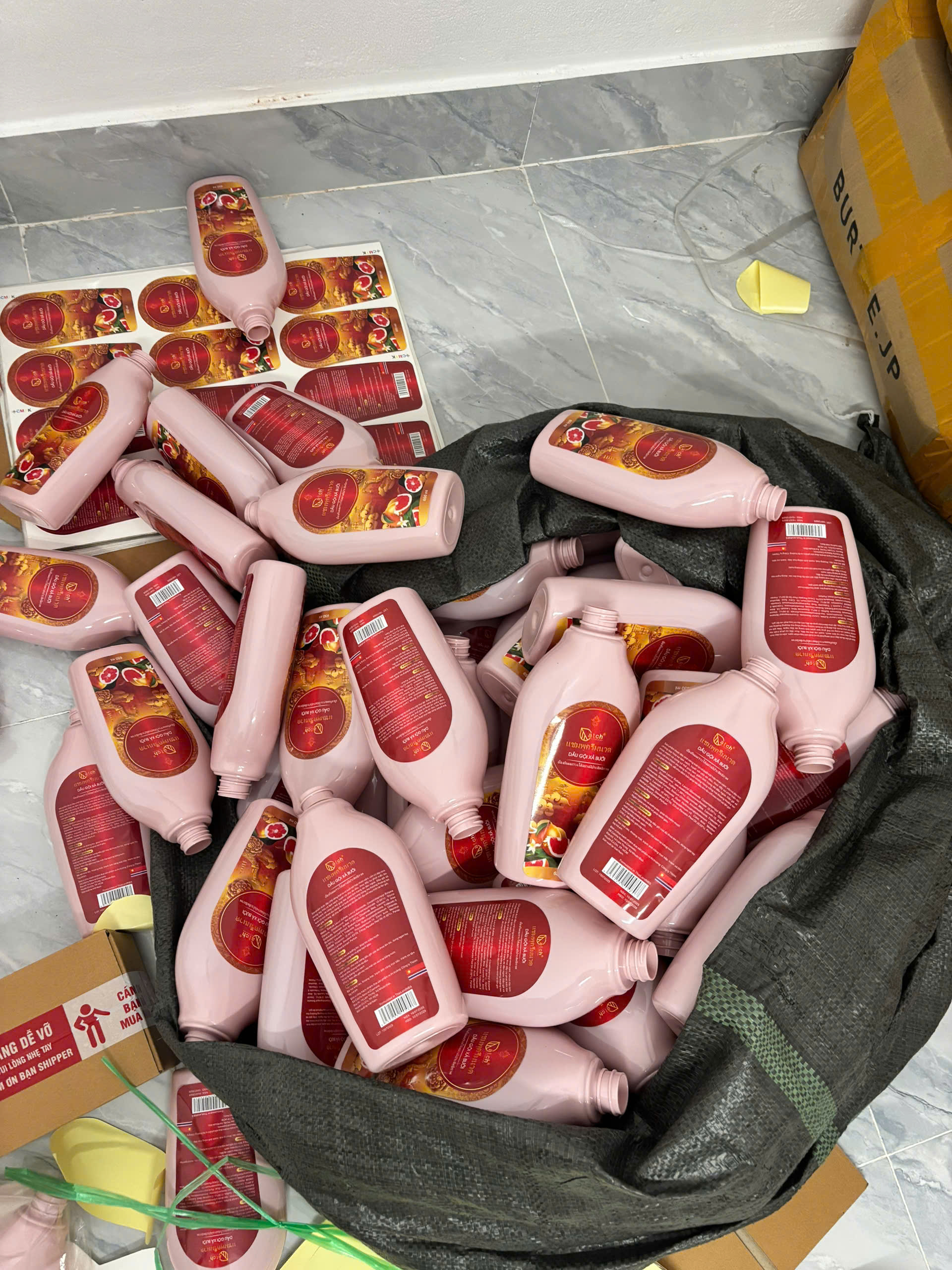 Khám xét 1 ngôi nhà trong hẻm ở TP Huế, bắt giữ 3 đối tượng - Ảnh 2