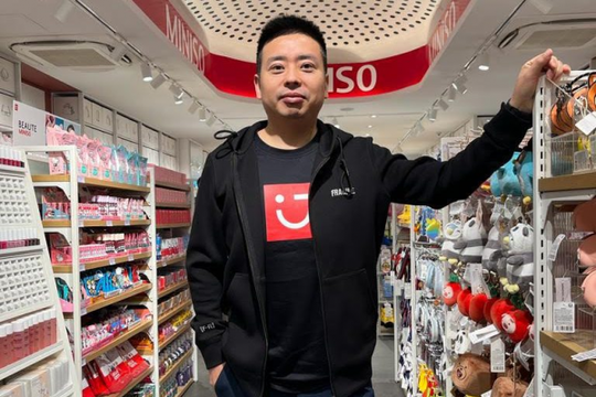 Đi đâu cũng thấy MINISO: Người đứng đằng sau "đế chế tạp hoá" này vốn là một công nhân nhà máy - Ảnh 2