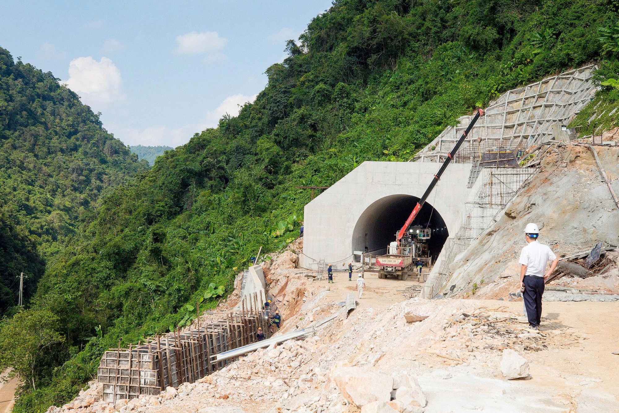 "Vua hầm" Đèo Cả kích hoạt chiến dịch 100 ngày đêm: Huy động gần 6.000 nhân công, 2.600 thiết bị cho 2 dự án cao tốc nghìn tỷ - Ảnh 2