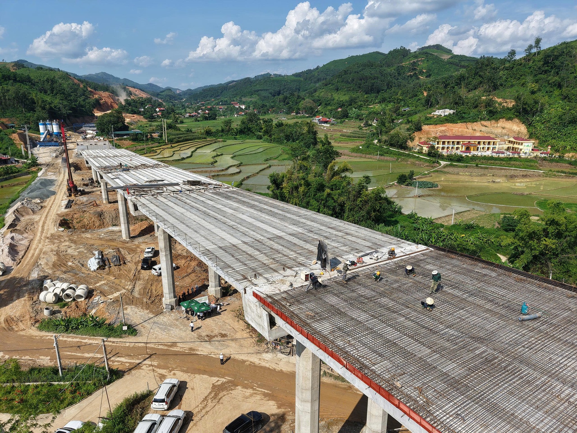 "Sóng" đầu tư công cuối năm: Đâu là triển vọng thực sự của Hạ tầng Đèo Cả (HHV)? - Ảnh 1