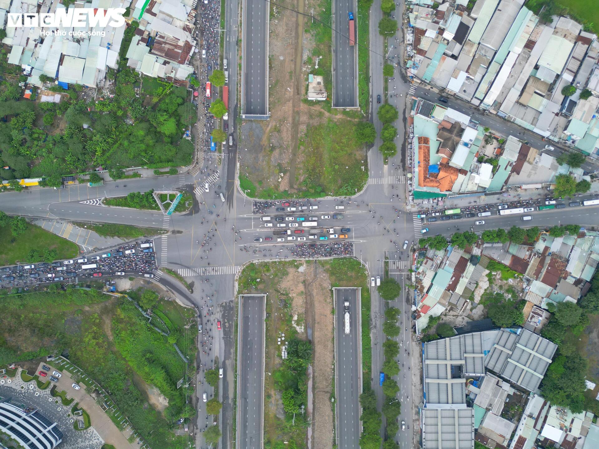 Sau 9 tháng thông xe, hầm chui 800 tỷ ở TP.HCM xuất hiện nhiều ổ voi, ổ gà - Ảnh 13