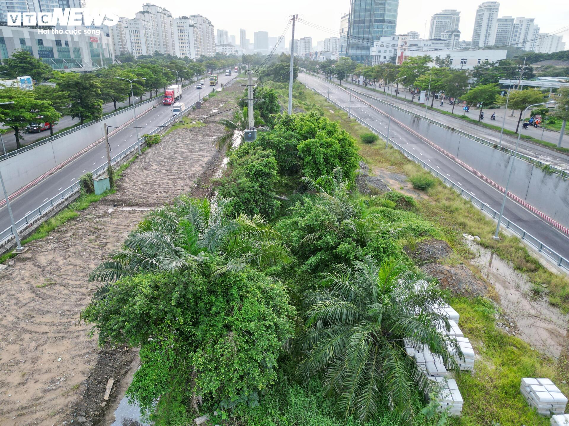 Sau 9 tháng thông xe, hầm chui 800 tỷ ở TP.HCM xuất hiện nhiều ổ voi, ổ gà - Ảnh 12