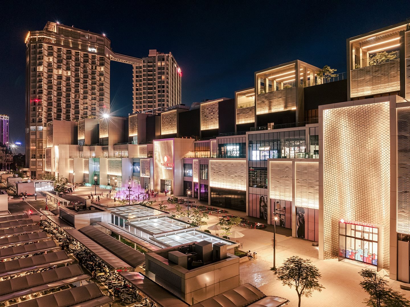 Kinh doanh ảm đạm tại quê nhà, 'đại gia' bán lẻ hàng đầu Hàn Quốc tìm thấy 'mỏ vàng' Việt Nam và quyết định chơi lớn: Mở thêm 2-3 TTTM to như Lotte Mall West Lake Hanoi - Ảnh 1