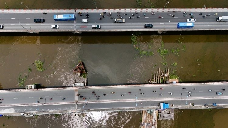 Chưa từng có tiền lệ ở Việt Nam: "Thần đèn" nâng cây cầu nặng 11.000 tấn lên cao thêm 1m, DN nào đứng sau? - Ảnh 4