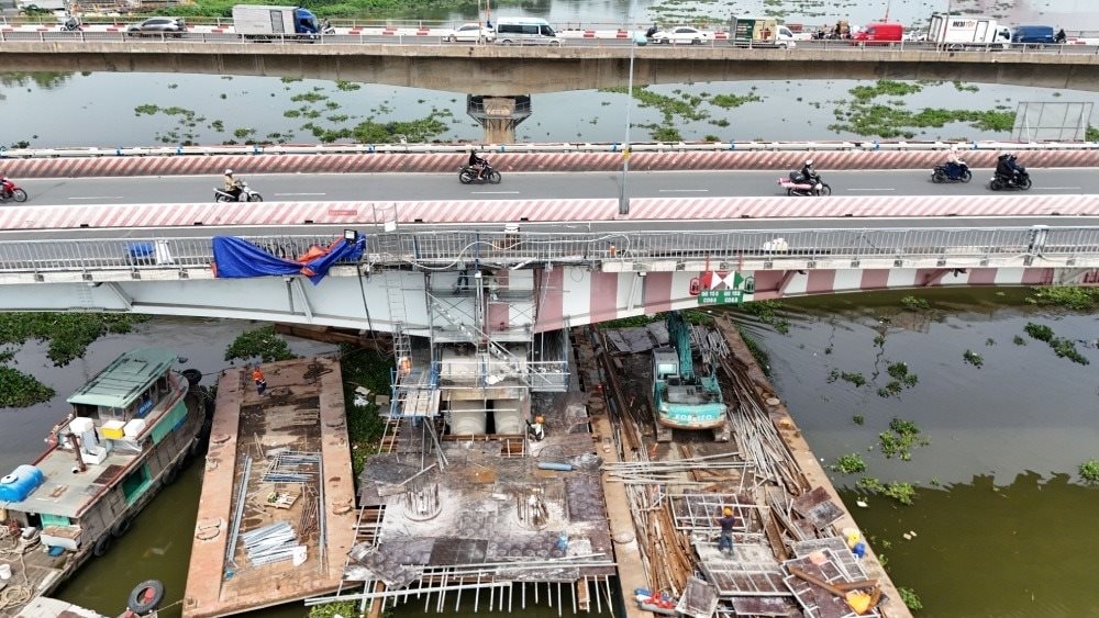 Chưa từng có tiền lệ ở Việt Nam: "Thần đèn" nâng cây cầu nặng 11.000 tấn lên cao thêm 1m, DN nào đứng sau? - Ảnh 1