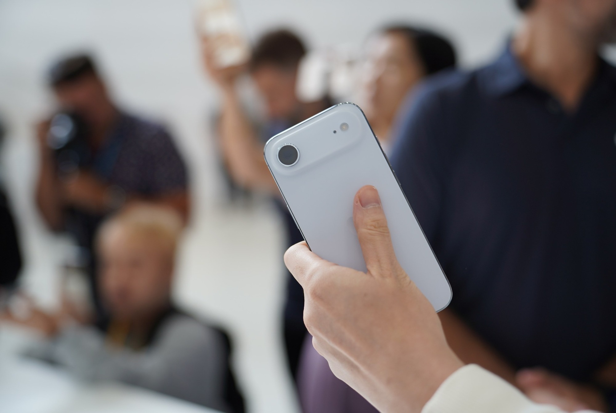 Apple lần đầu ra mắt iPhone Air siêu mỏng, giá từ 32 triệu tại Việt Nam - Ảnh 1