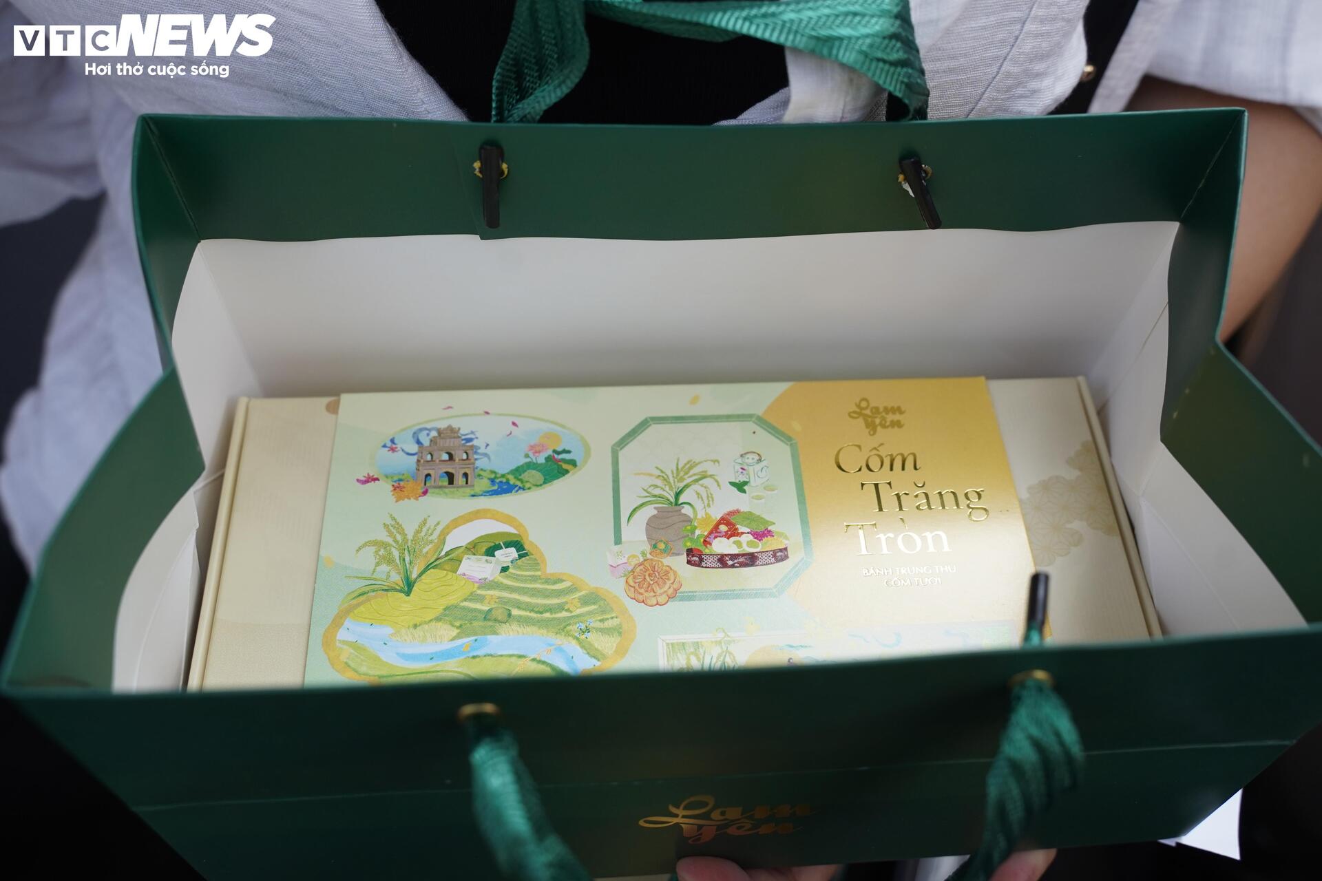 Người dân xếp hàng mua bánh Trung thu truyền thống ở Hà Nội - Ảnh 18