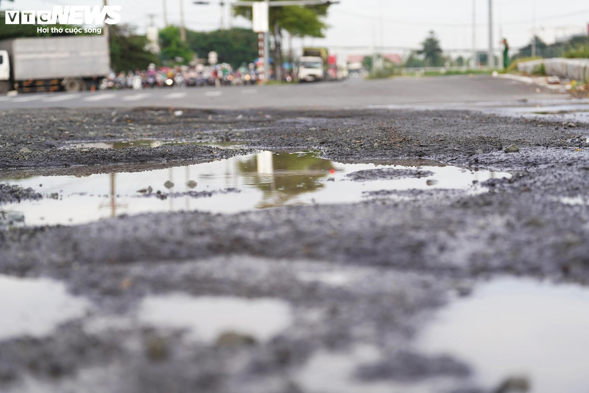 Sau 9 tháng thông xe, hầm chui 800 tỷ ở TP.HCM xuất hiện nhiều ổ voi, ổ gà - Ảnh 9