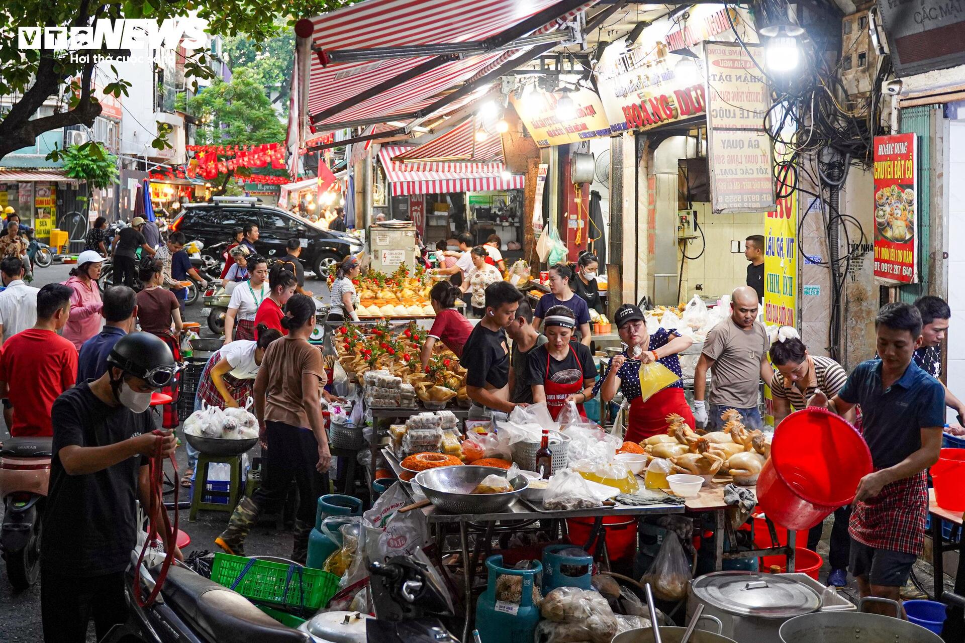 Xôi gà lễ, cỗ cúng rằm tháng 7 giá gần 1 triệu đồng hút khách tại 'chợ nhà giàu' - Ảnh 1