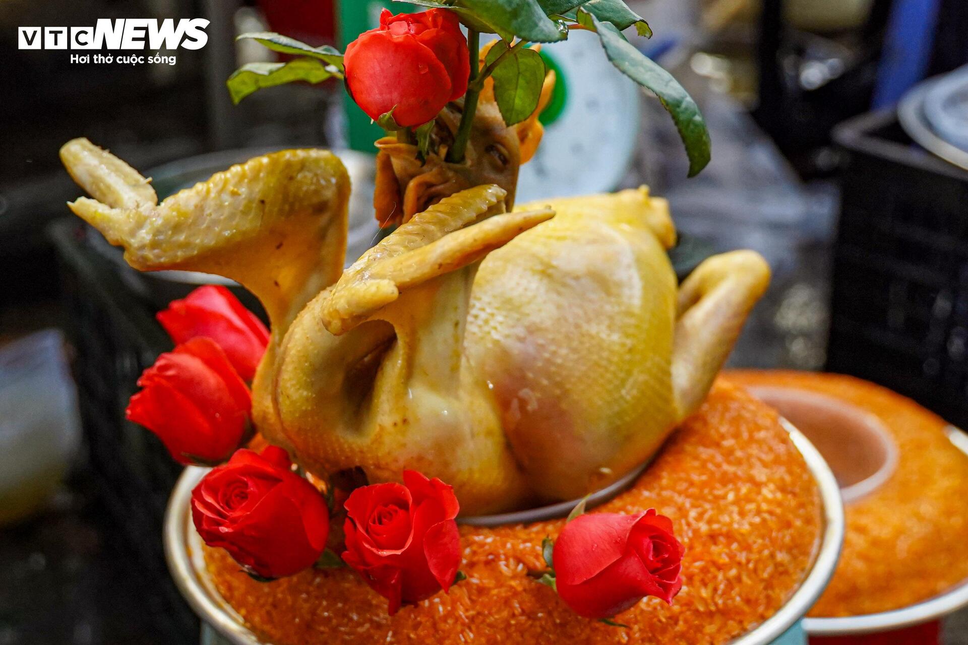 Xôi gà lễ, cỗ cúng rằm tháng 7 giá gần 1 triệu đồng hút khách tại 'chợ nhà giàu' - Ảnh 2