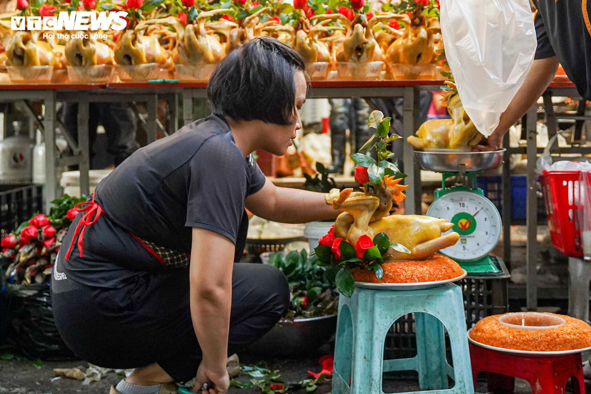 Xôi gà lễ, cỗ cúng rằm tháng 7 giá gần 1 triệu đồng hút khách tại 'chợ nhà giàu' - Ảnh 3