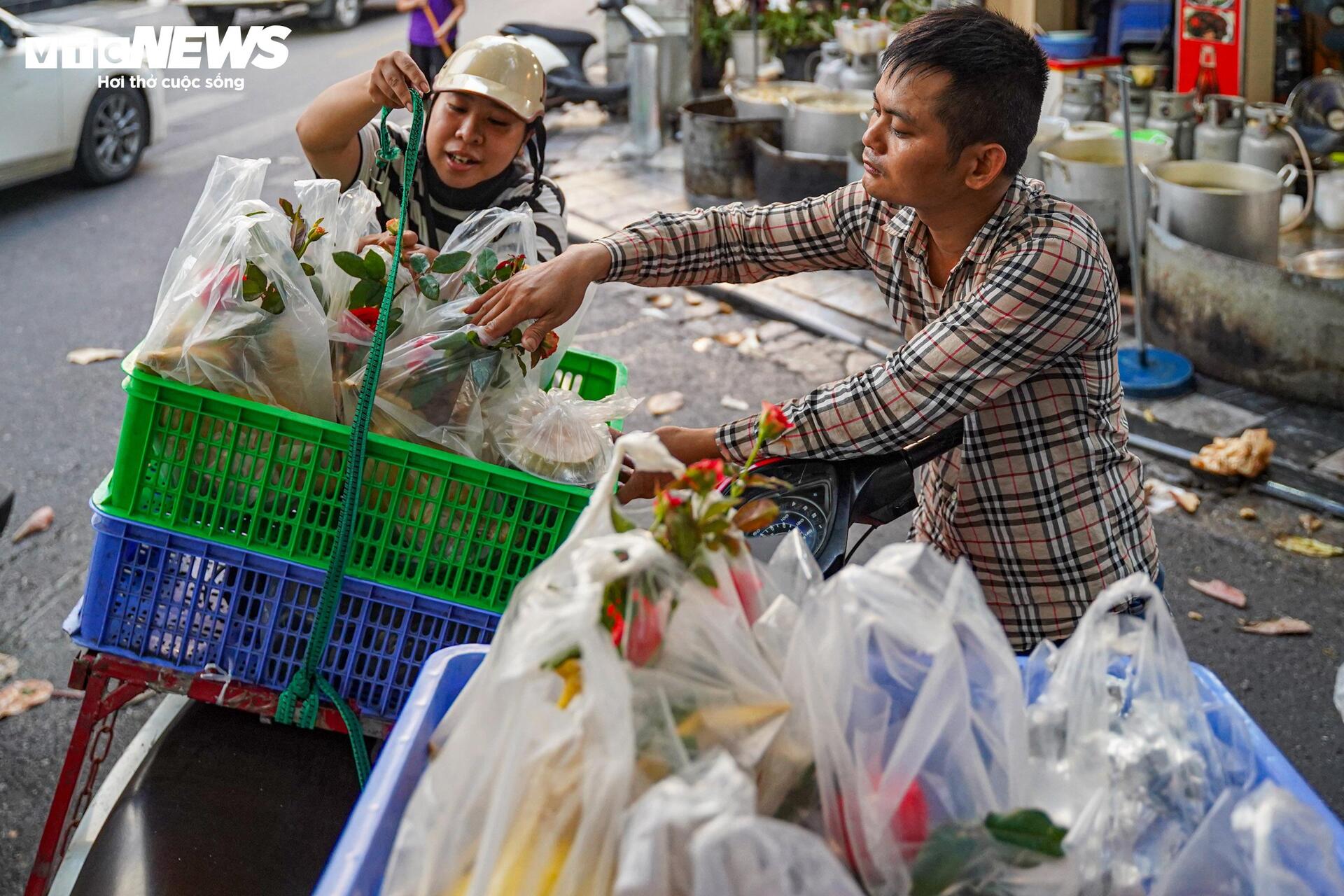Xôi gà lễ, cỗ cúng rằm tháng 7 giá gần 1 triệu đồng hút khách tại 'chợ nhà giàu' - Ảnh 12