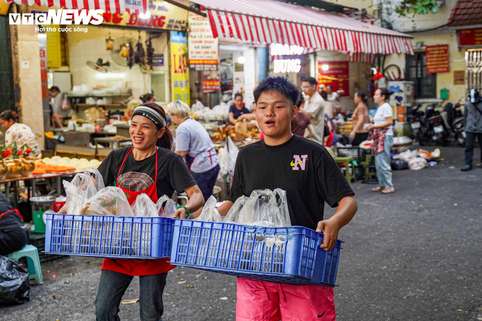 Xôi gà lễ, cỗ cúng rằm tháng 7 giá gần 1 triệu đồng hút khách tại 'chợ nhà giàu' - Ảnh 11