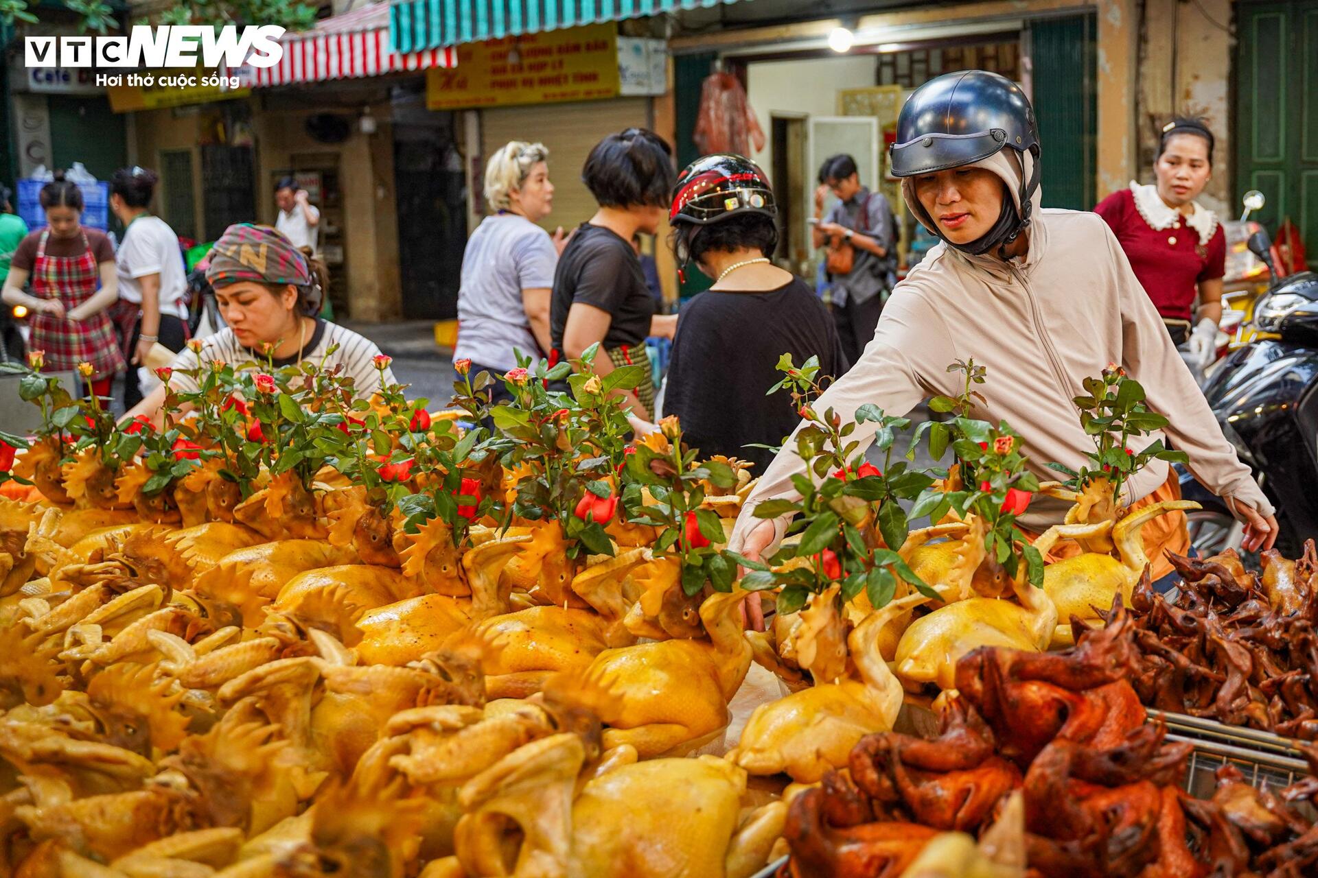 Xôi gà lễ, cỗ cúng rằm tháng 7 giá gần 1 triệu đồng hút khách tại 'chợ nhà giàu' - Ảnh 9
