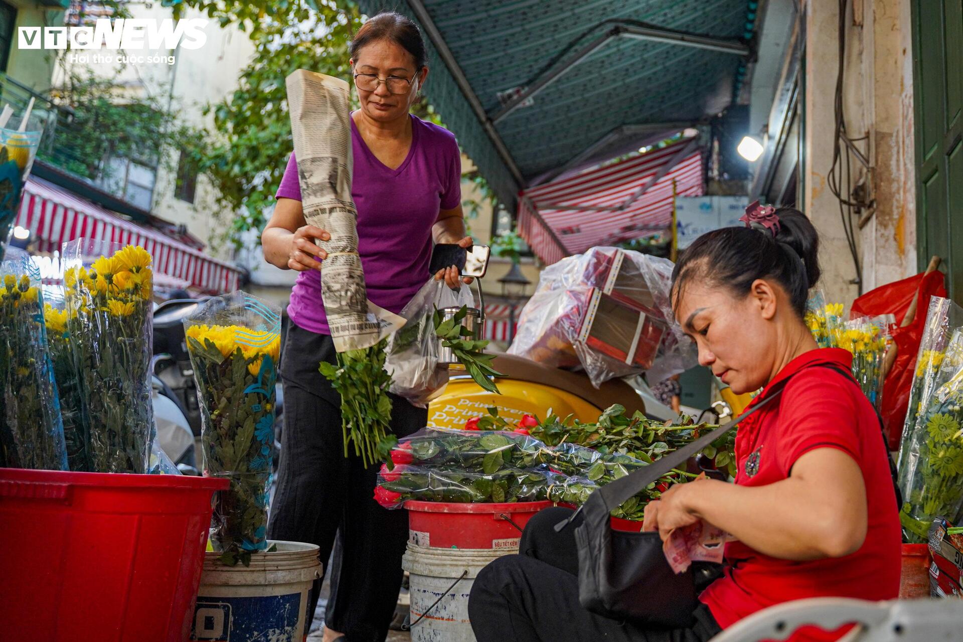 Xôi gà lễ, cỗ cúng rằm tháng 7 giá gần 1 triệu đồng hút khách tại 'chợ nhà giàu' - Ảnh 14