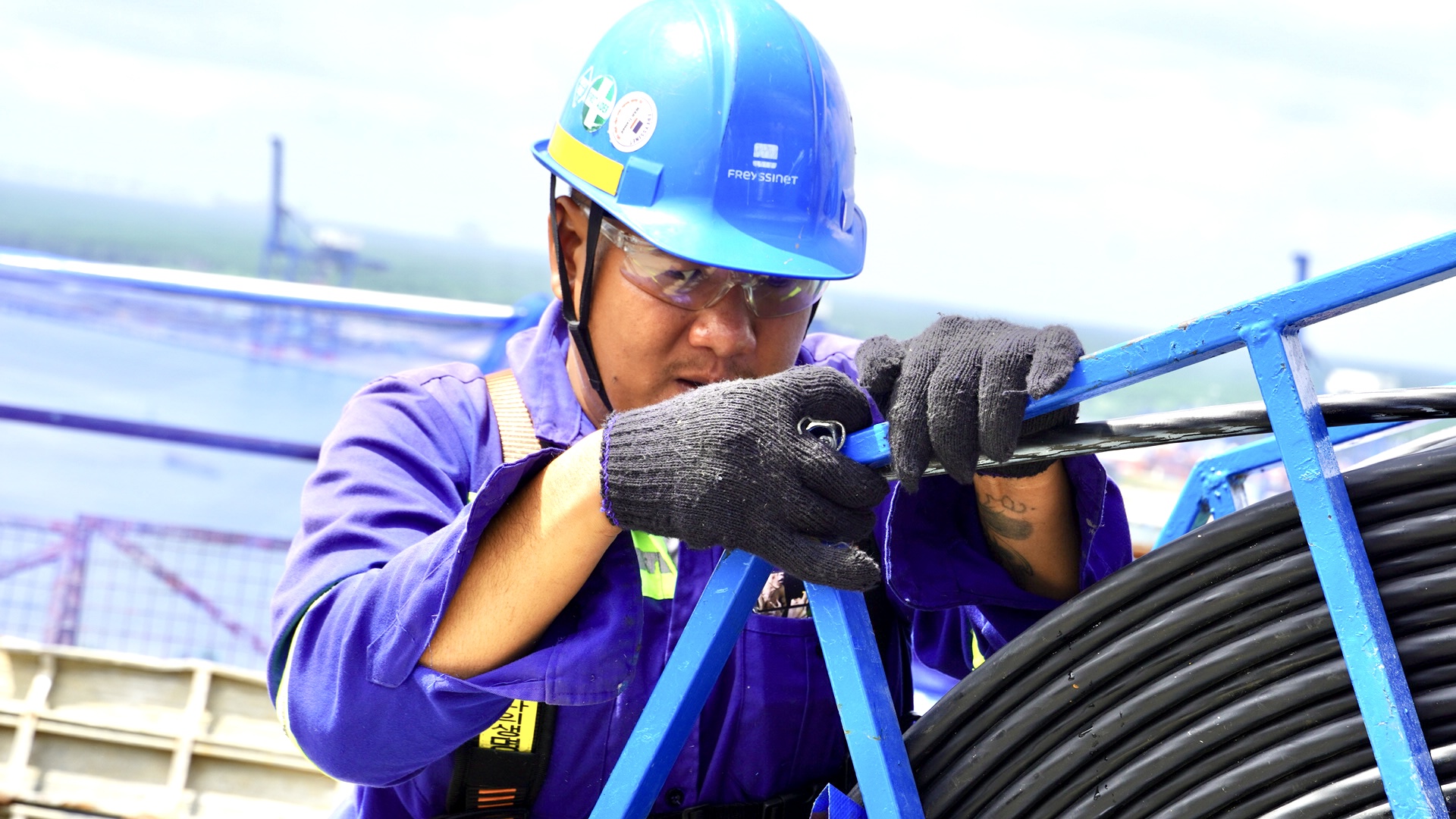 Hình ảnh căng bó cáp dây văng cầu Phước An có nhịp lớn nhất châu Á - Ảnh 10
