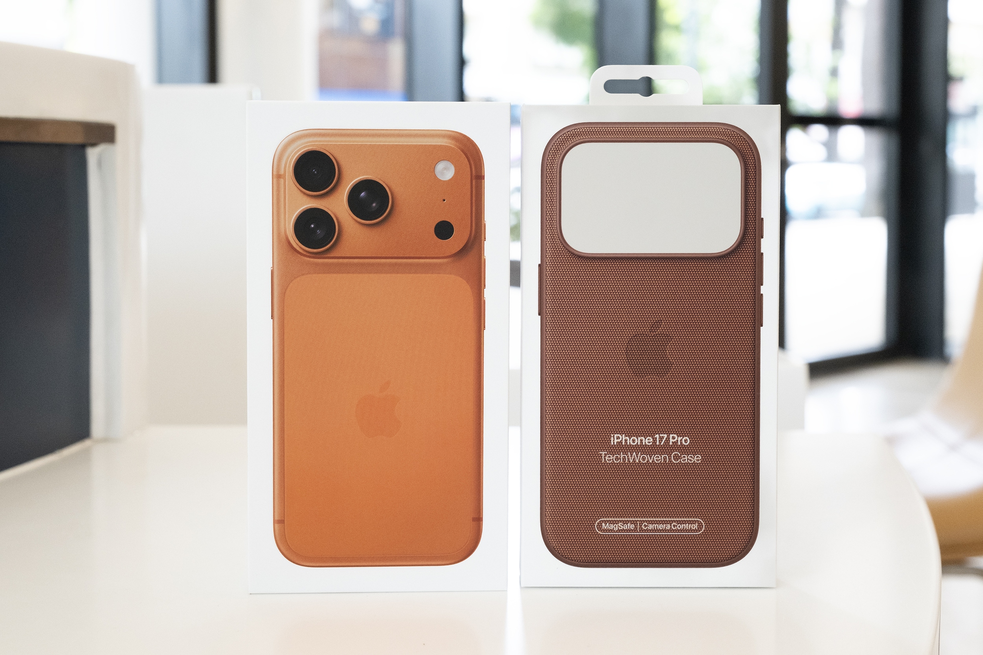 Đây là ảnh thực tế iPhone 17 Pro đang "cháy hàng" tại Việt Nam, phiên bản màu Cam Vũ Trụ đẹp lạ mắt - Ảnh 3