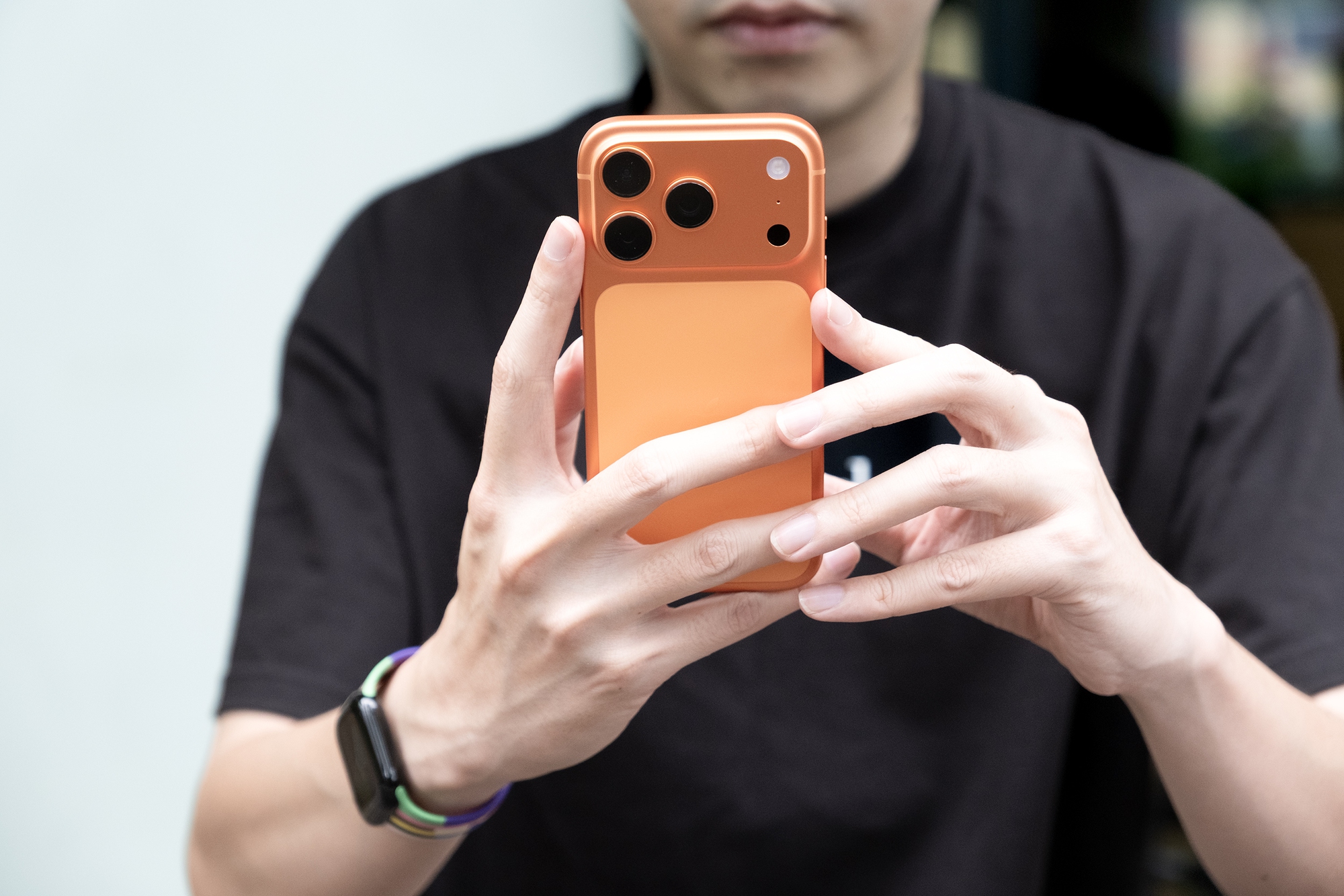 Đây là ảnh thực tế iPhone 17 Pro đang "cháy hàng" tại Việt Nam, phiên bản màu Cam Vũ Trụ đẹp lạ mắt - Ảnh 5