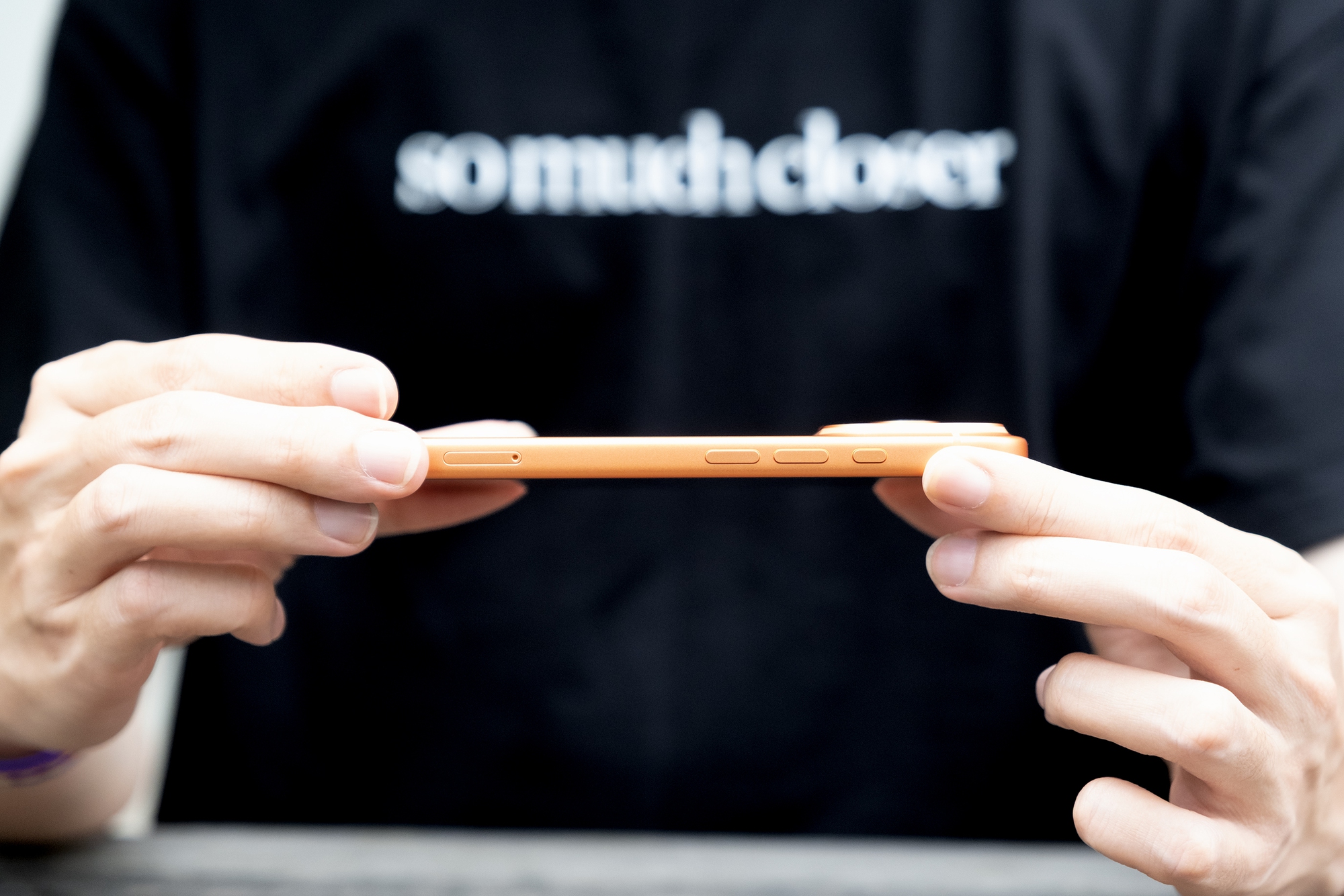 Đây là ảnh thực tế iPhone 17 Pro đang "cháy hàng" tại Việt Nam, phiên bản màu Cam Vũ Trụ đẹp lạ mắt - Ảnh 10