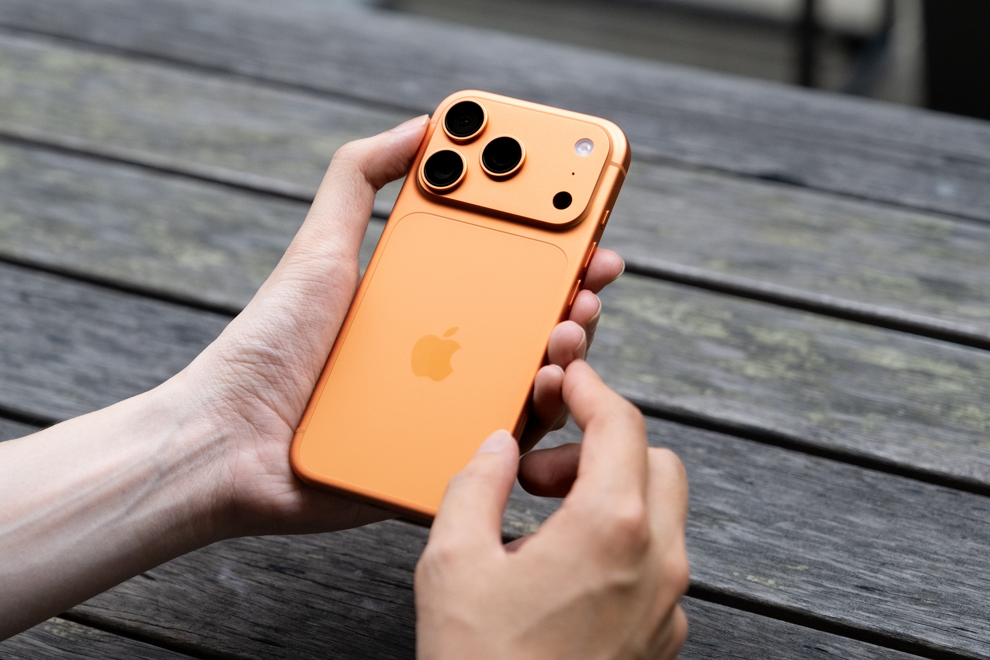 Đây là ảnh thực tế iPhone 17 Pro đang "cháy hàng" tại Việt Nam, phiên bản màu Cam Vũ Trụ đẹp lạ mắt - Ảnh 4