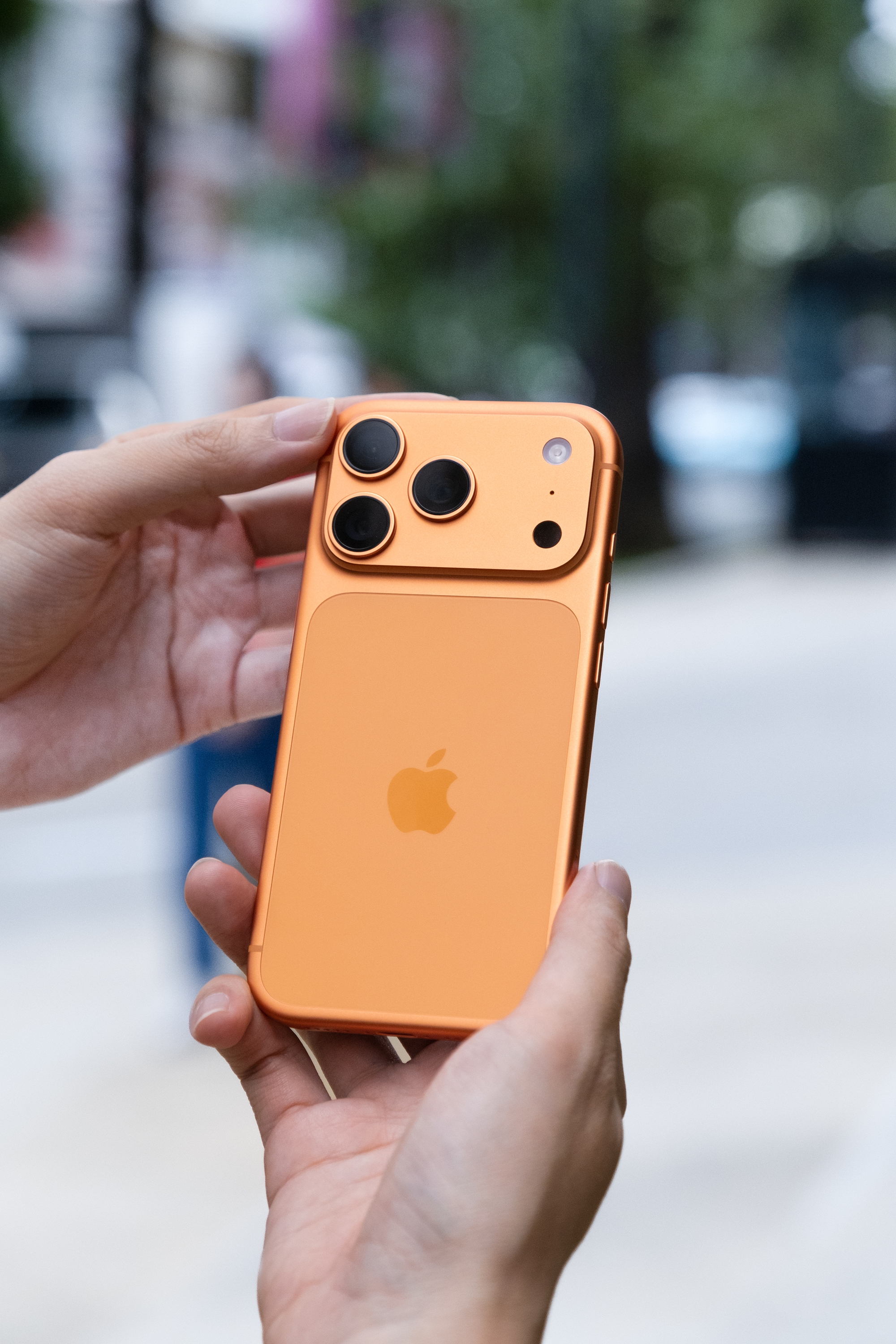 Đây là ảnh thực tế iPhone 17 Pro đang "cháy hàng" tại Việt Nam, phiên bản màu Cam Vũ Trụ đẹp lạ mắt - Ảnh 8