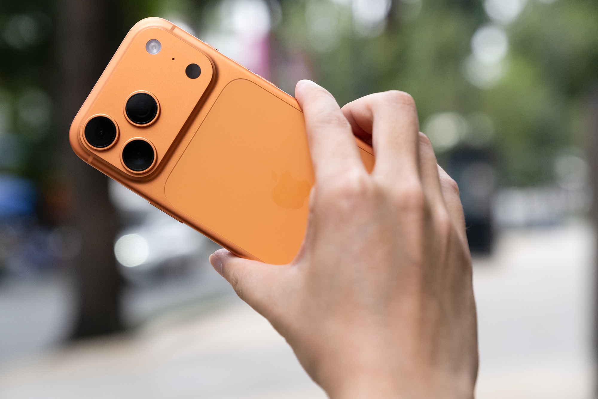 Đây là ảnh thực tế iPhone 17 Pro đang "cháy hàng" tại Việt Nam, phiên bản màu Cam Vũ Trụ đẹp lạ mắt - Ảnh 11