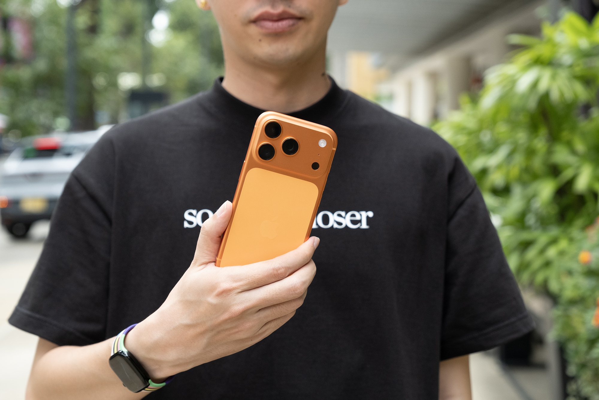 Đây là ảnh thực tế iPhone 17 Pro đang "cháy hàng" tại Việt Nam, phiên bản màu Cam Vũ Trụ đẹp lạ mắt - Ảnh 13