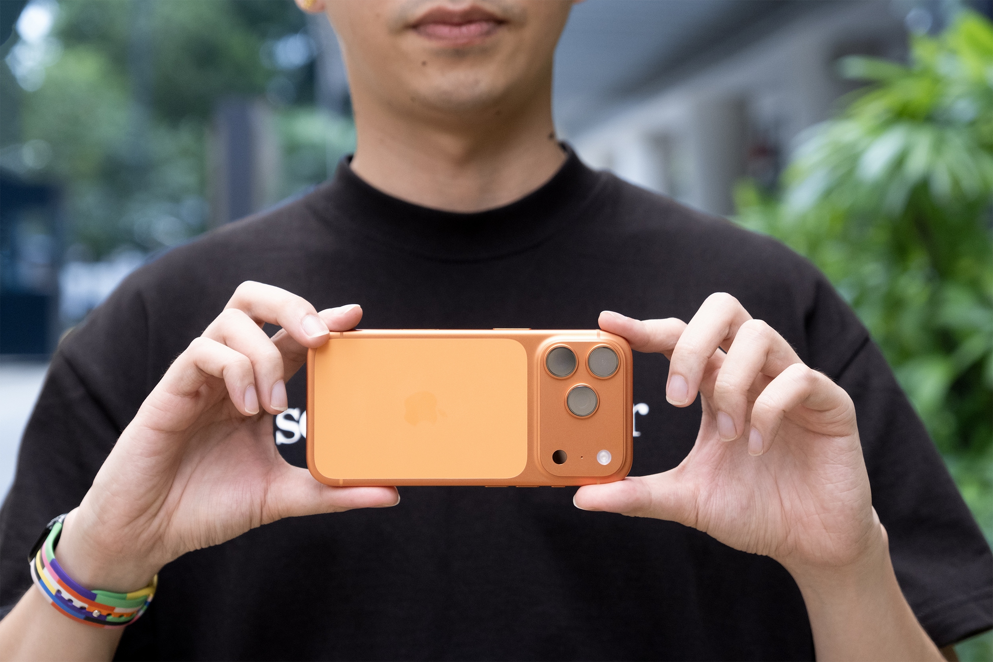 Đây là ảnh thực tế iPhone 17 Pro đang "cháy hàng" tại Việt Nam, phiên bản màu Cam Vũ Trụ đẹp lạ mắt - Ảnh 9