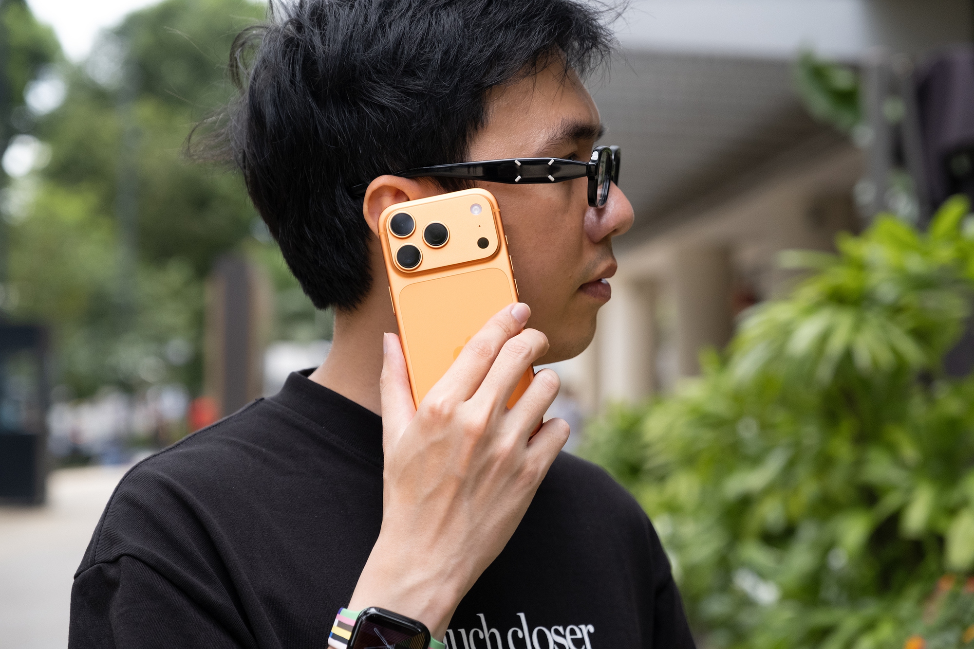 Đây là ảnh thực tế iPhone 17 Pro đang "cháy hàng" tại Việt Nam, phiên bản màu Cam Vũ Trụ đẹp lạ mắt - Ảnh 6